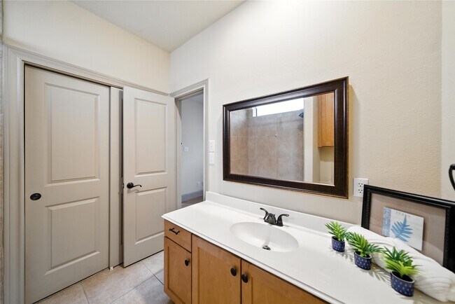Building Photo - 2318 Camden Dr