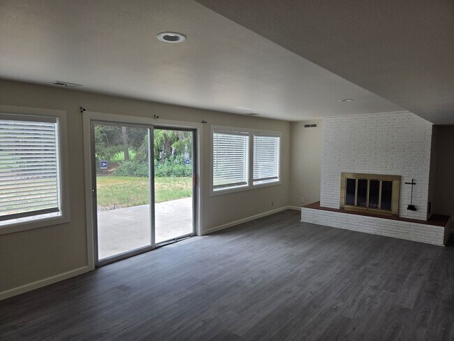 Building Photo - 4 Bed 2 Bath Golf Course Living