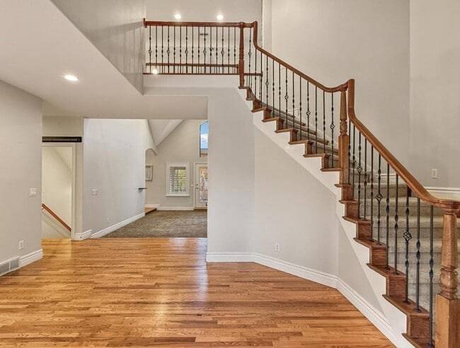 Building Photo - 1615 E Lakeview Way