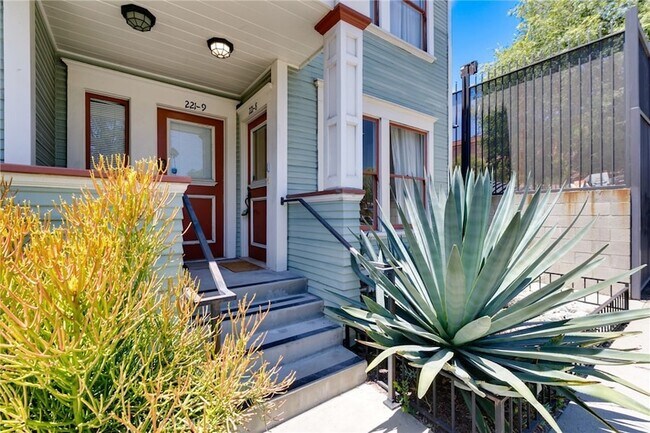 Building Photo - 221 N Raymond Ave