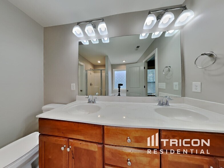 Building Photo - 629 Lakemont Dr
