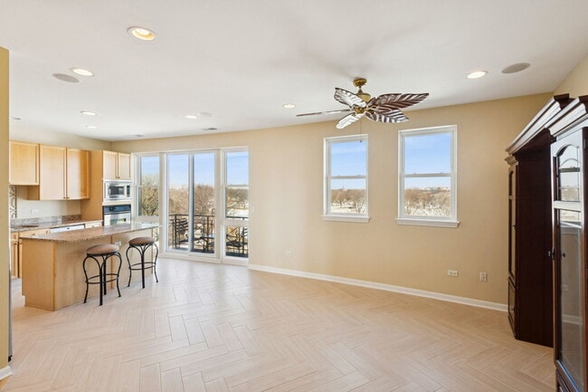 Building Photo - 7748 N Sheridan Rd