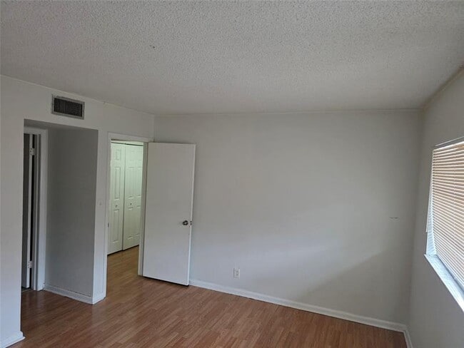 Building Photo - 3146 N Pine Island Rd