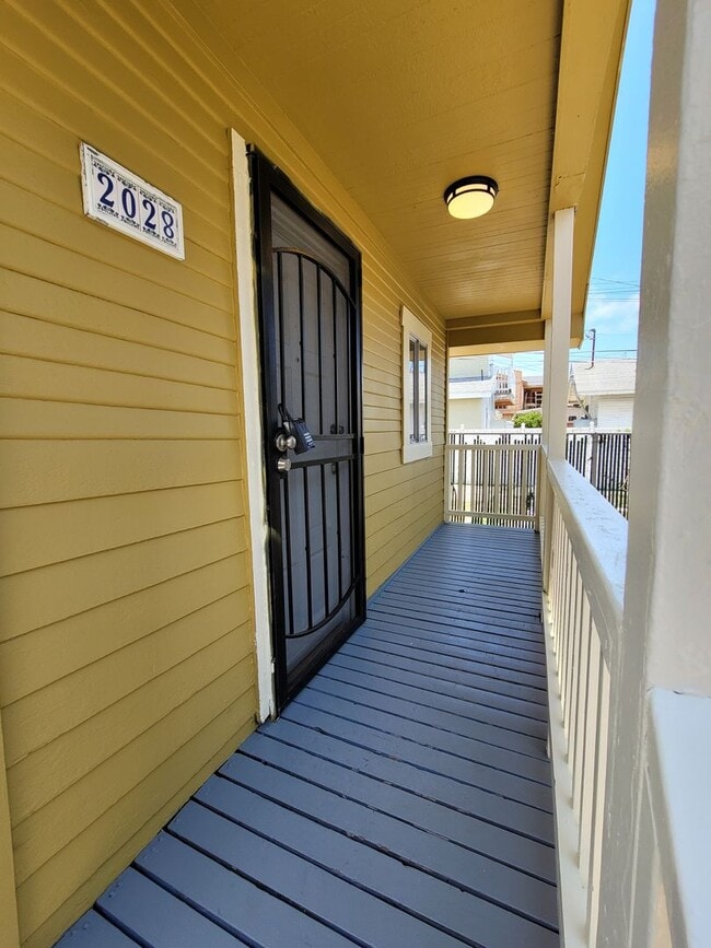 Building Photo - Detached Craftsman Cottage with Courtyard Charm – Low $1,000 Deposit