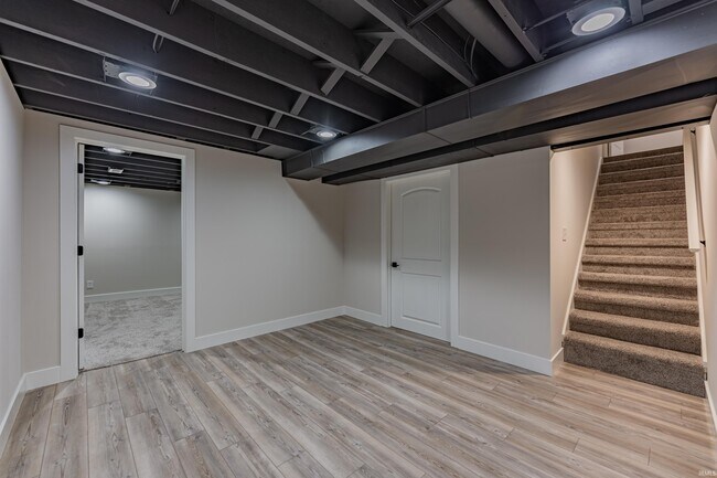 Building Photo - 441 Lawrence Dr