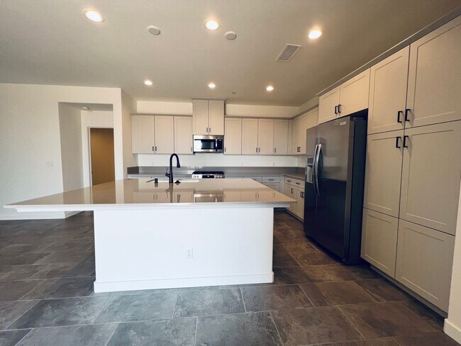 Building Photo - Beautiful 3-Bedroom 2-Bath in Tesoro Viejo