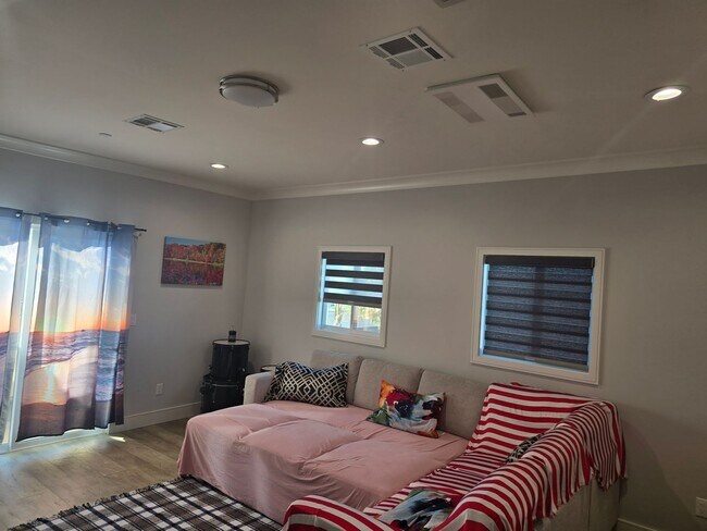 Building Photo - Fully Furnished 2 Bed, 2 Bath Townhome – 5...
