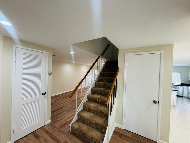 Building Photo - Nice Two-Story Unit with Attached Garage a...