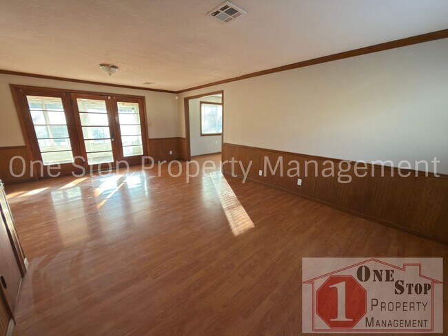 Building Photo - Amazing 3 Bedroom, 1.5 Bathroom in Raytown!