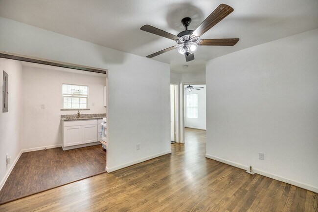 Building Photo - Updated apartment in great location