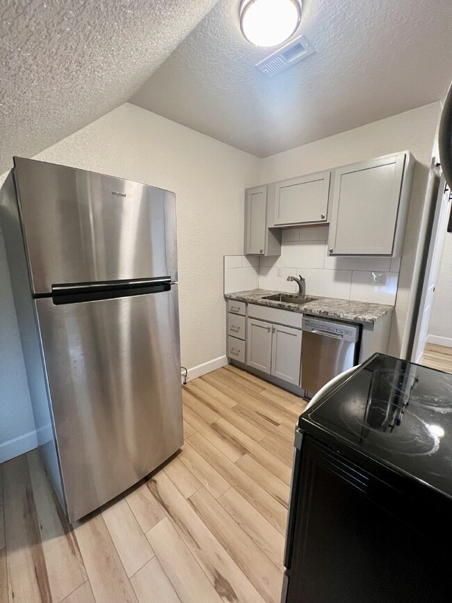Building Photo - Price drop! Updated One Bedroom Ready!