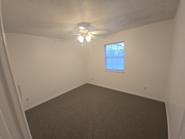 Building Photo - 4016 Rainbow Dr