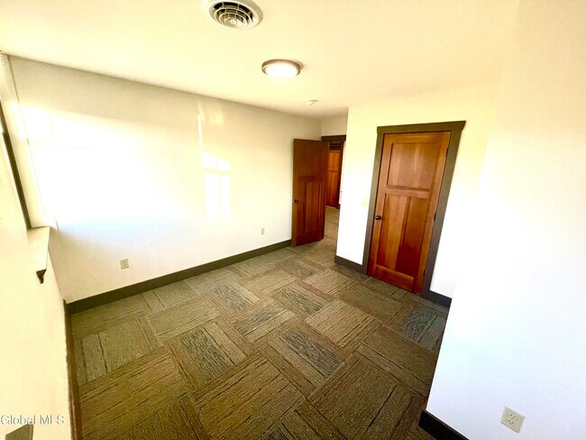 Building Photo - 34 William St