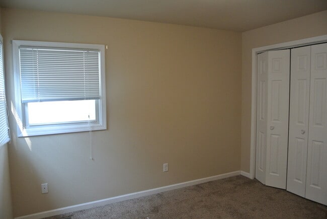 Building Photo - 3 Bedroom House!