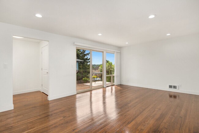 Building Photo - Greenlake 2 Bedroom - Top Floor, Washer/Dryer, Private Balcony, Parking Available