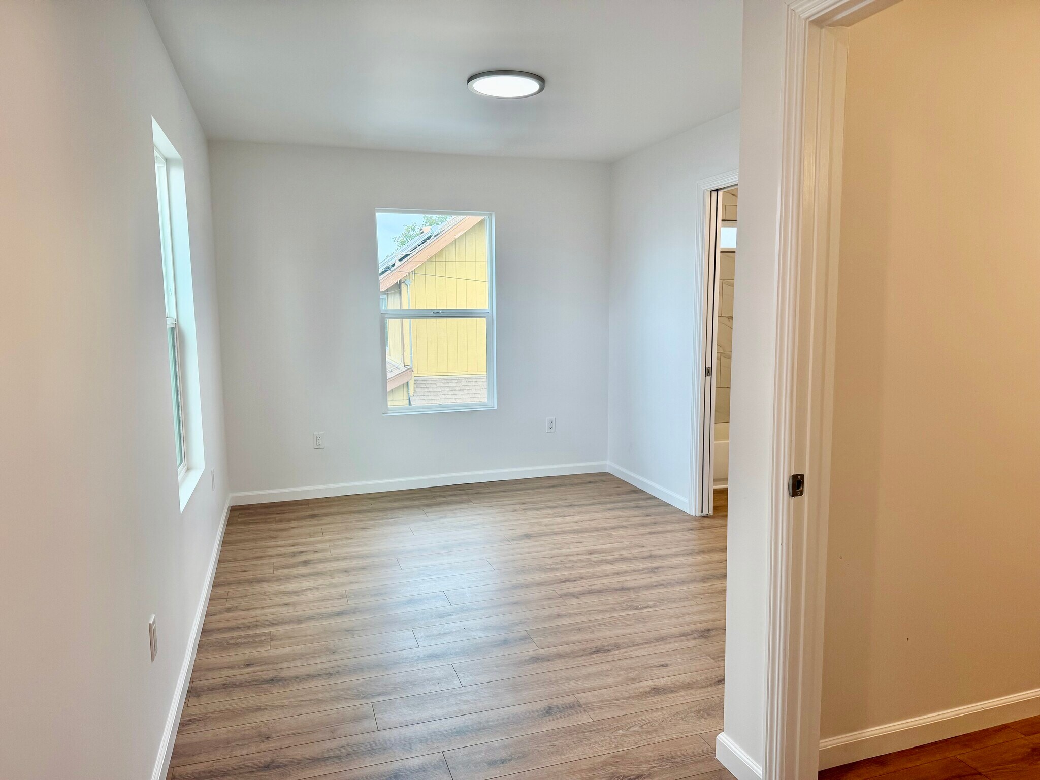 Building Photo - 384 Hargrave St