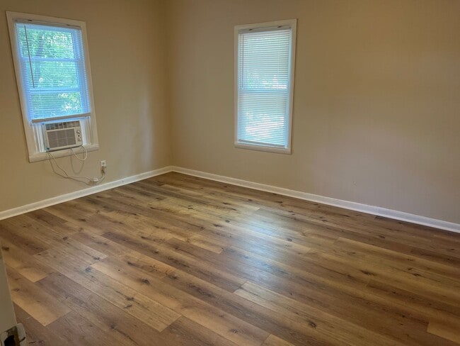 Building Photo - Cute & Comfy 2 bedroom 1 bathroom