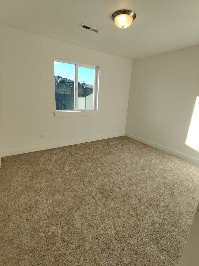 Building Photo - Contemporary Townhome with Open Floor Plan...