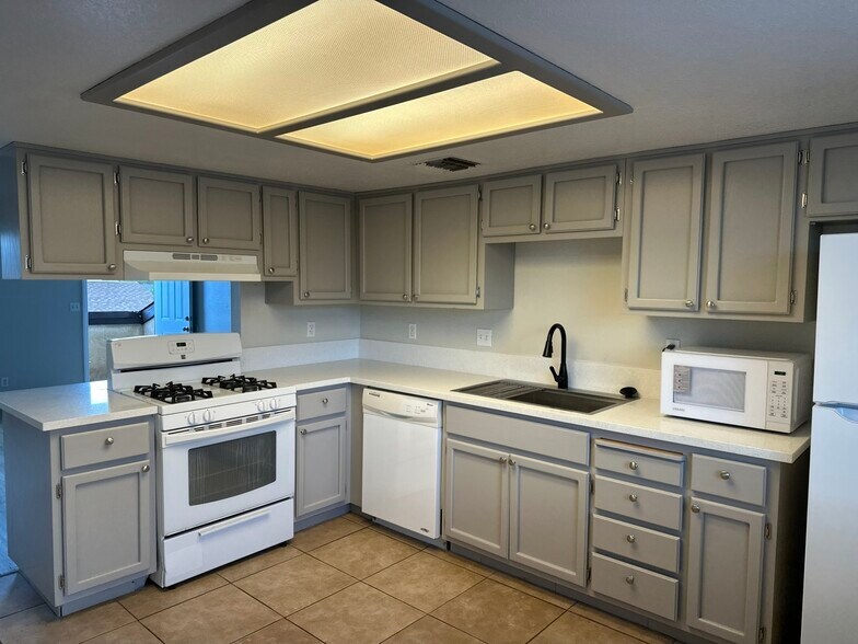 Building Photo - 429 S Sunset St