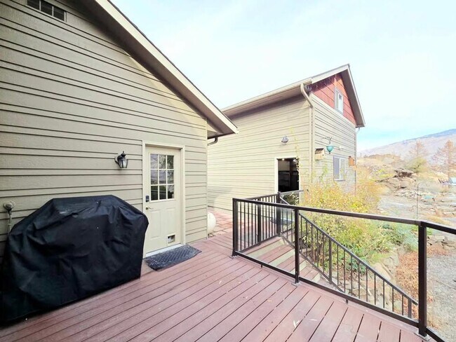 Building Photo - Gorgeous 4 Bed, 3 Bath Home w/ STUNNING RIVER FRONT VIEWS!!