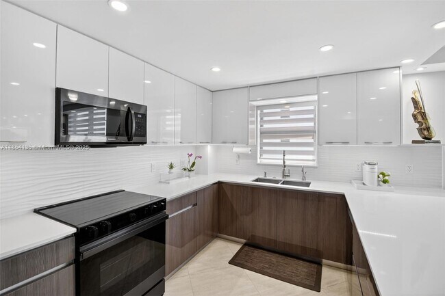 Building Photo - 9250 W Bay Harbor Dr