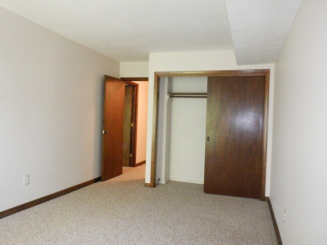 Building Photo - 787 Farmington Ave