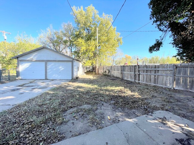 Building Photo - 2 Bed, 1 Bath with oversized detached garage