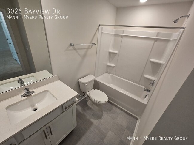 Building Photo - 3026 Bayview Dr