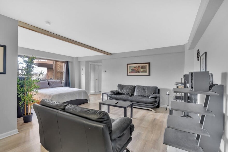 Building Photo - 8800 Boulevard East