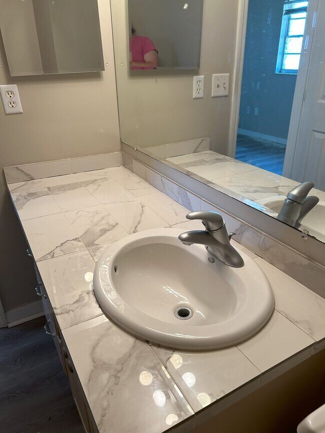 Building Photo - Gated Community 1 Bedroom 1.5 Bath Near Do...
