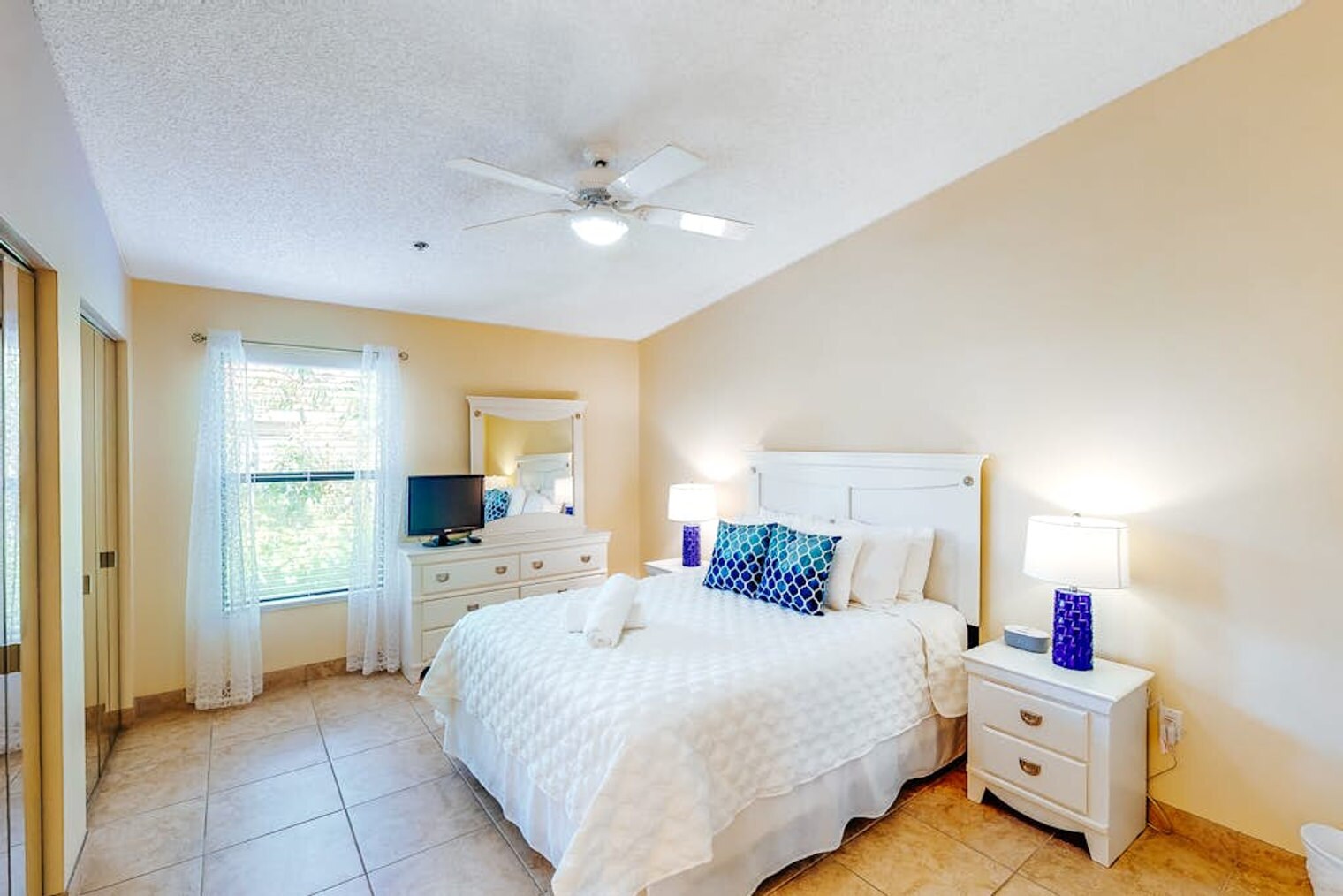 Building Photo - 3601 E Bay Dr