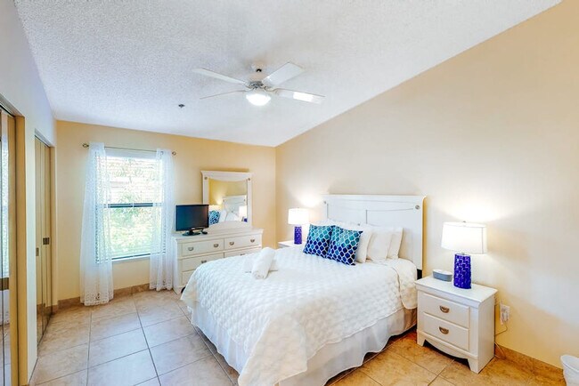 Building Photo - 3601 E Bay Dr
