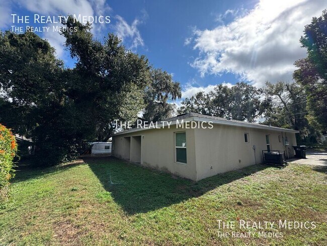 Building Photo - 708 Bon Air St