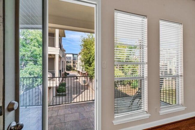 Building Photo - 1607 W Dallas St