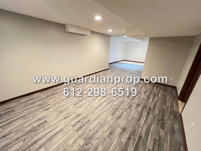 Building Photo - Woodbury House Available July 1, Gleaming Hardwood Floors, Fireplace, Lower Family Room, Fenced Yard