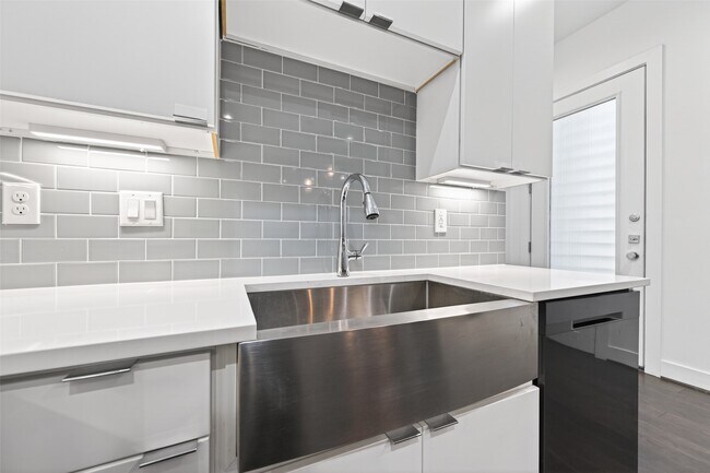 Building Photo - 5841 Dolores St