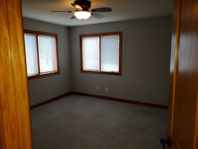 Building Photo - STUNNING, 5 BEDROOM AND 5 BATH TWIN HOME F...