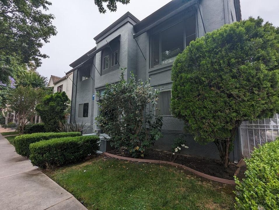 Building Photo - 335 N Orange Grove Ave