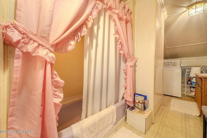 Floor 3, Full bath - 2 Front St