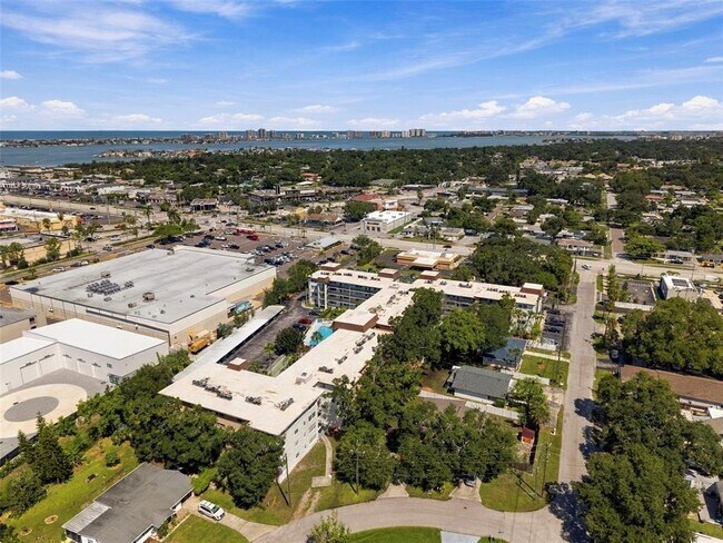 Building Photo - 2525 W Bay Dr