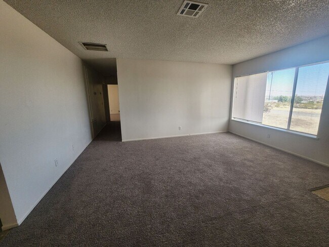 Building Photo - 3 bedroom in Hansen Track