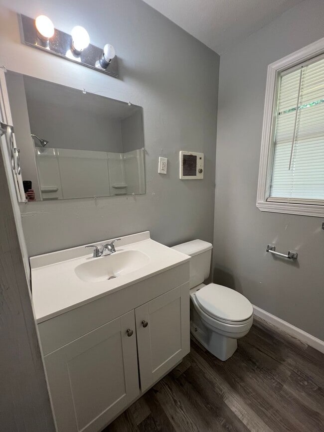 Building Photo - 3 Bedroom 1 bath Home for Lease