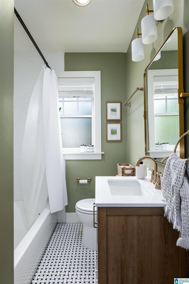 Building Photo - 1305 31st St S