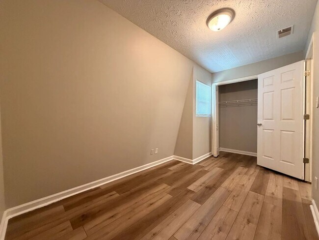 Building Photo - 205-207 Rustwood Dr Rustwood Dr