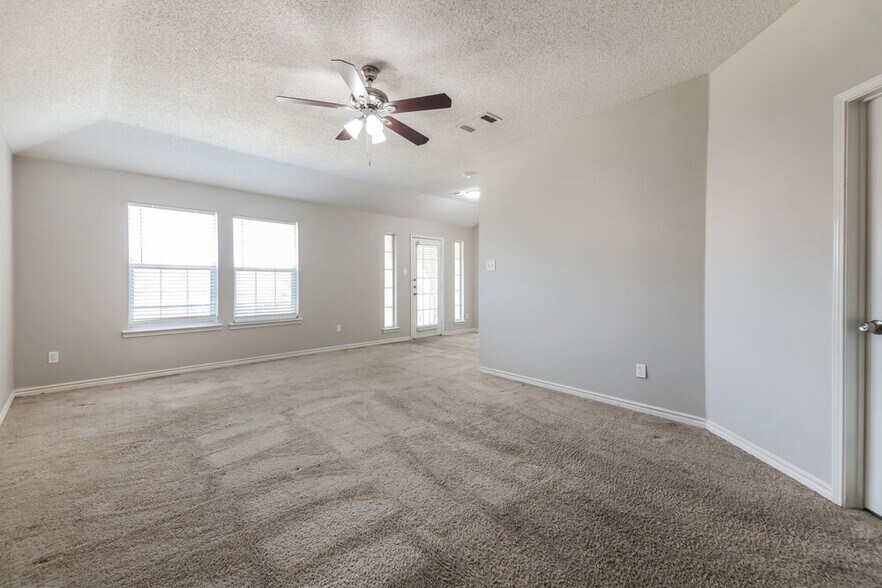 Building Photo - 6902 Graham Dr