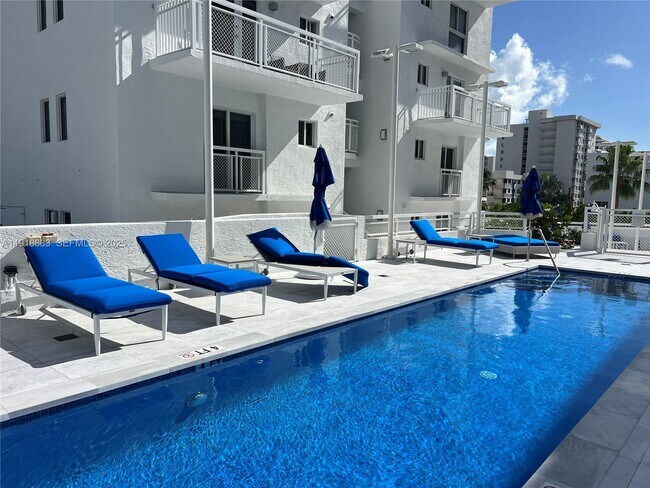 Building Photo - 1701 Sunset Harbour Dr