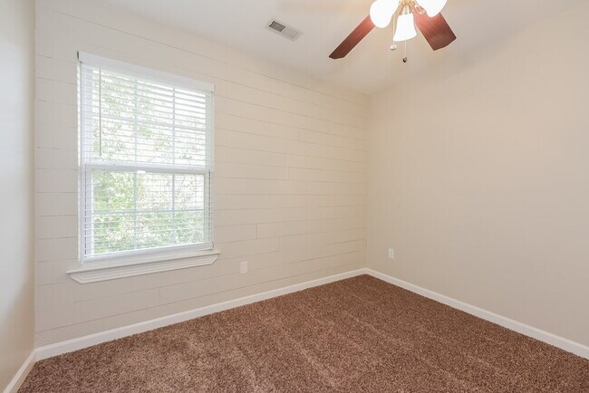 Building Photo - 145 Summerlake Pl