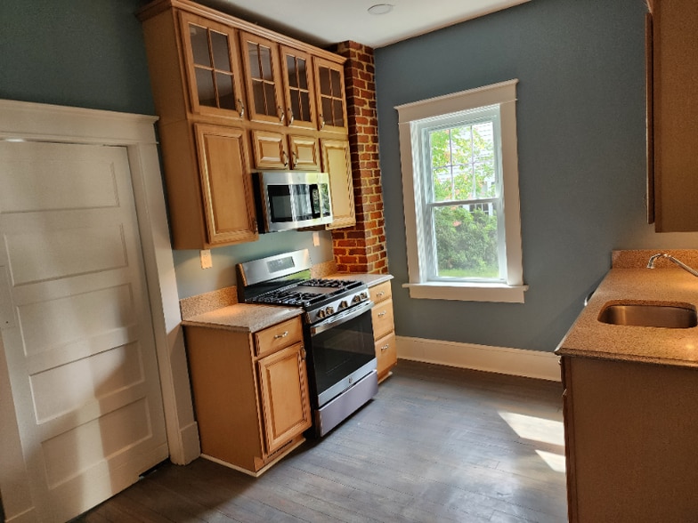 Building Photo - 1108 College Ave