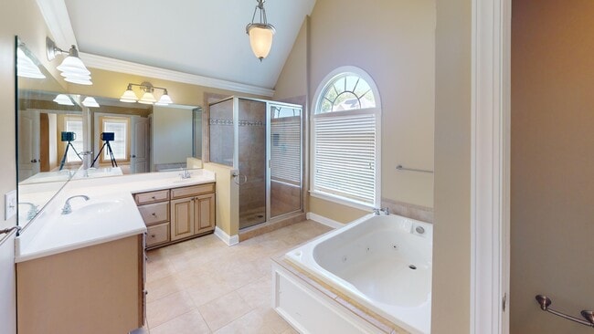 Building Photo - 2140 Rossmore Rd