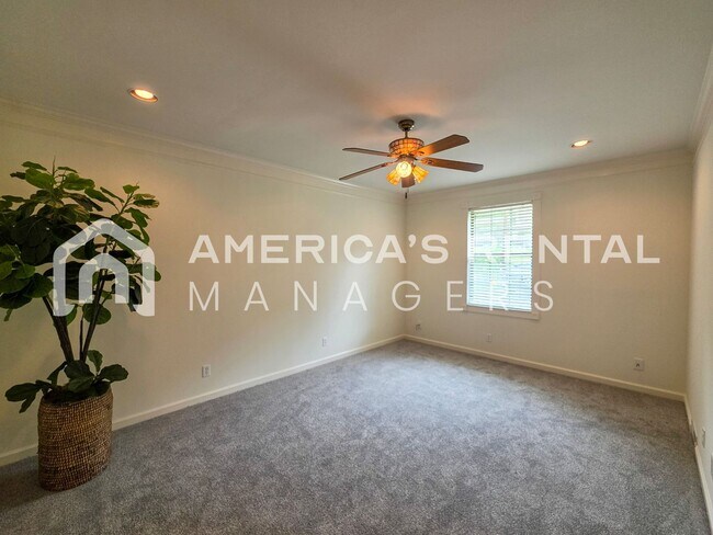 Building Photo - Newly Renovated and Ready for Move In!